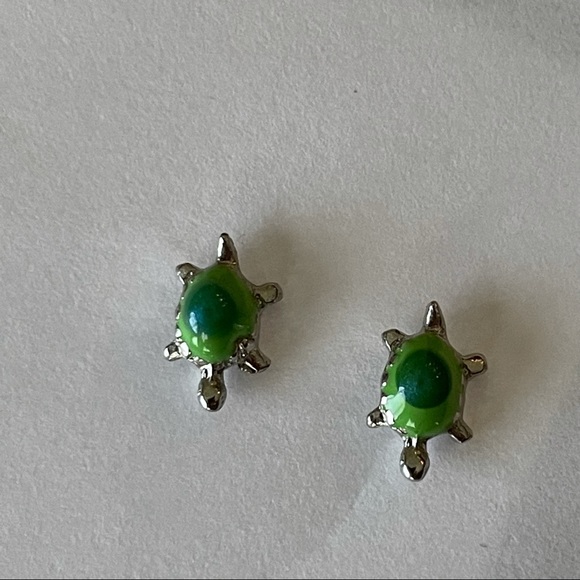 Mini enamel turtle earrings - Picture 5 of 9